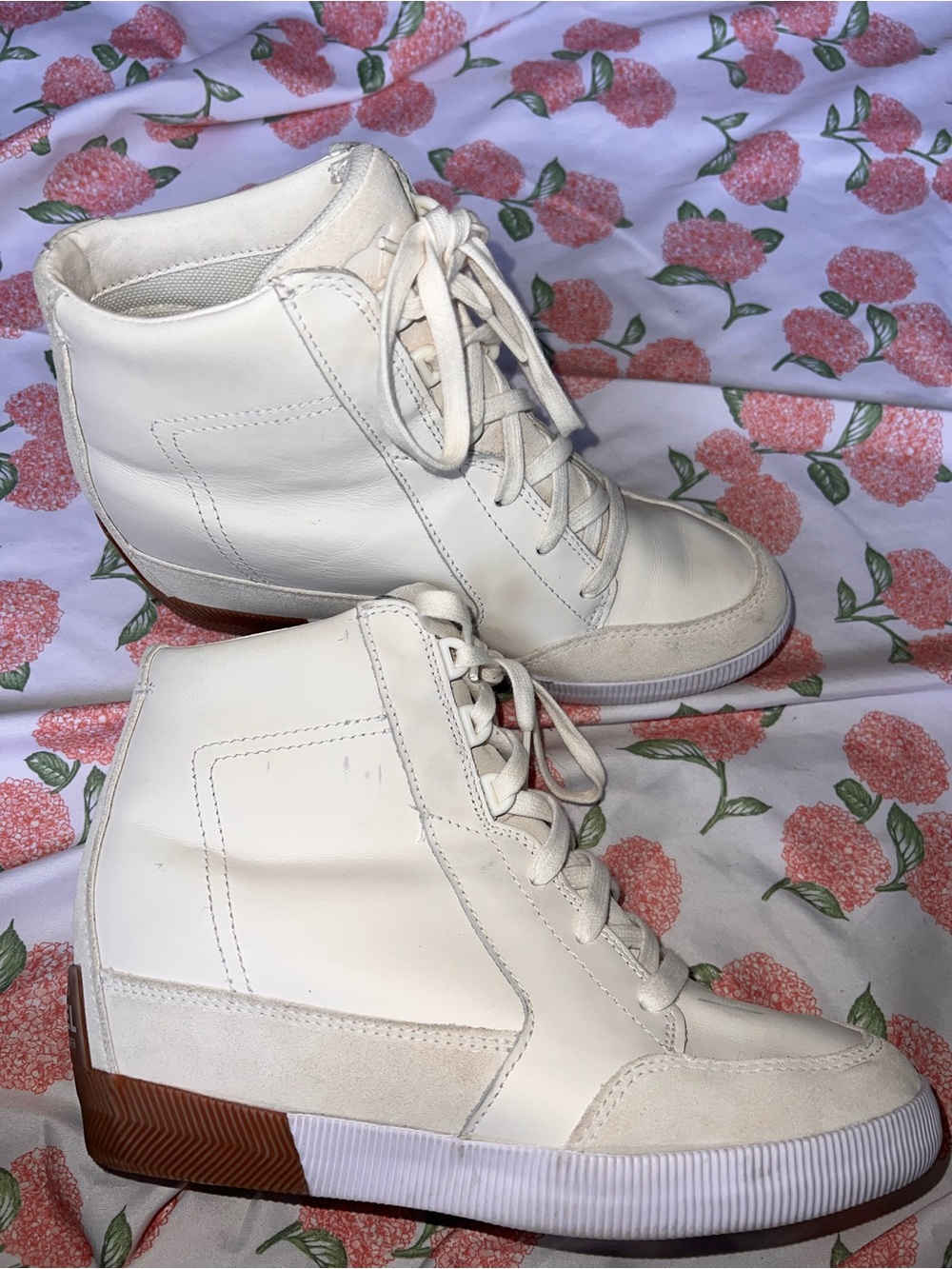 Woman's 9.5 Sorel leather wedge sneaker